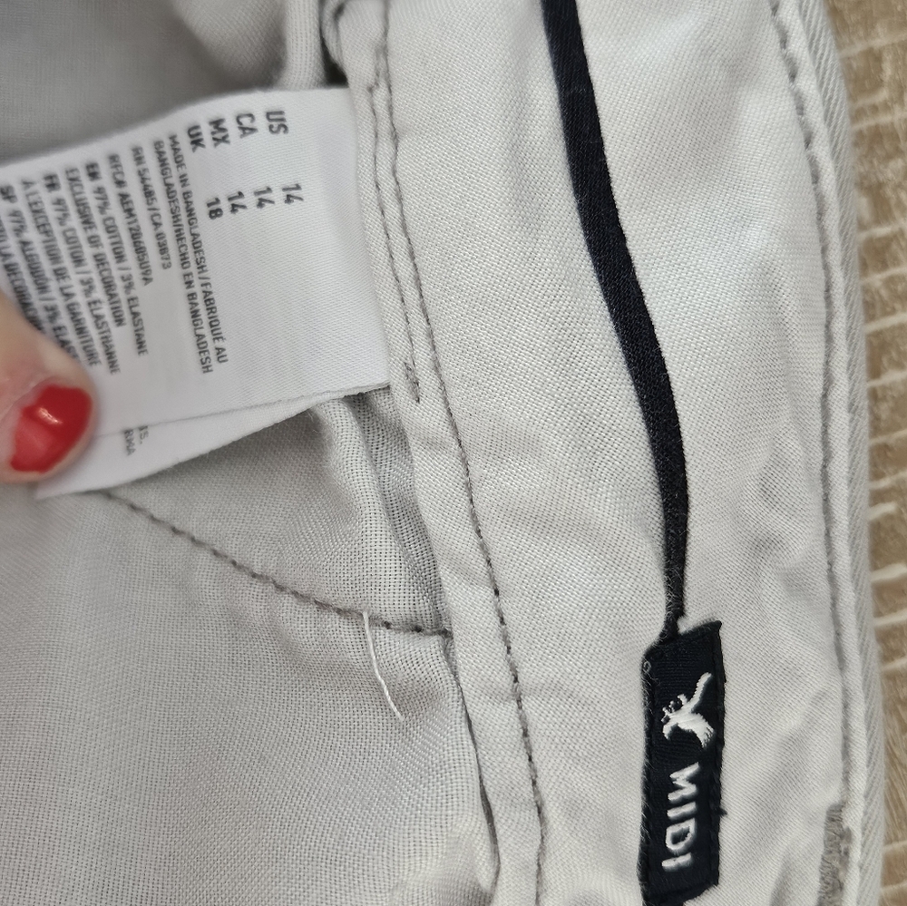 American Eagle Outfitters Women's Light Gray Midi Shorts Size 14 - Picture 4 of 4